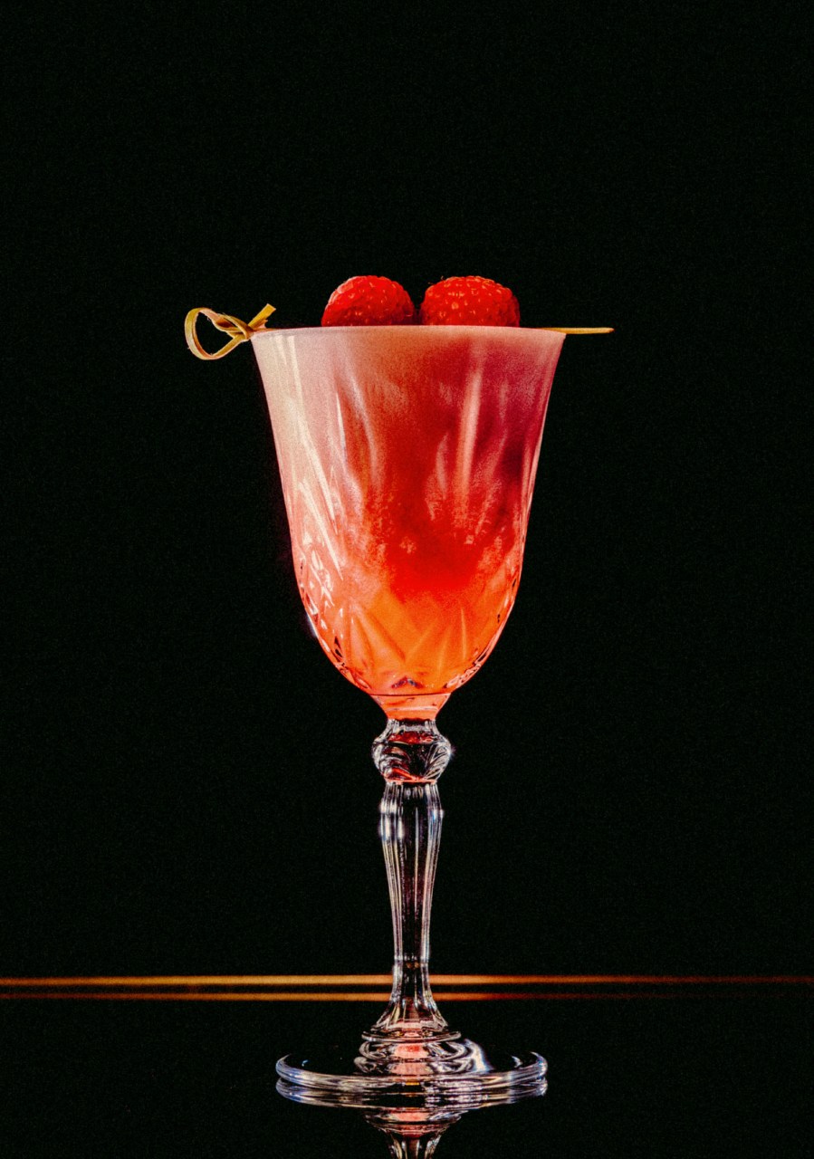 Recipe: 6cl Plymouth Gin 3cl Lemon Juice 1.5cl Sugar Syrup Raspberries Egg White